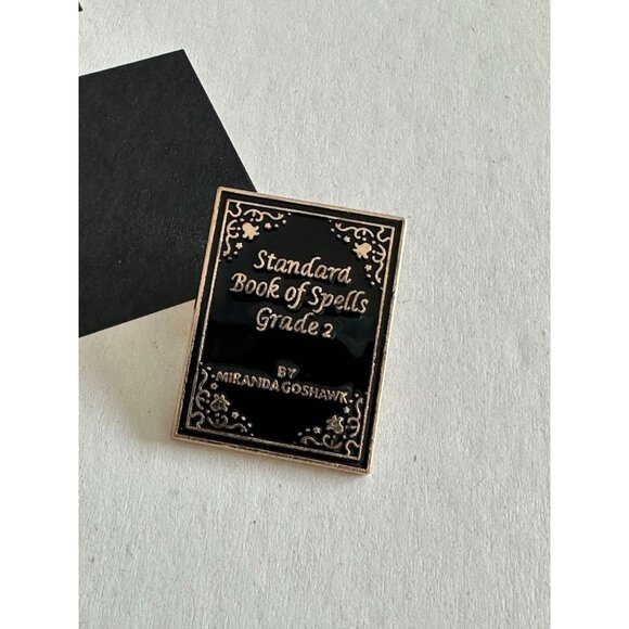 BOOK OF SPELLS Harry Potter Enamel Lapel Pin NEW - Picture 2 of 3